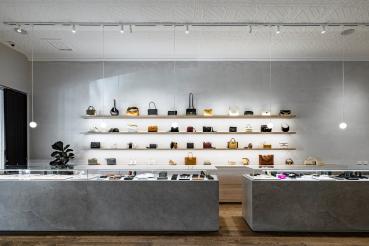 LED Beleuchtung in der Einlassleiste setzt Highlights in Regalen